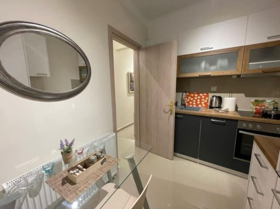 Crimson Suite: 1-Bedroom Apartment In Thessaloniki Exterior photo